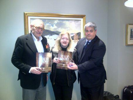 Holocaust survivor Dana Bell and her husband, Bill Bell (left), received the “Then and Now” Award from Yaron Ashkenazi in recognition of their ongoing sponsorship of Canadian educators for the Educators’ Seminar